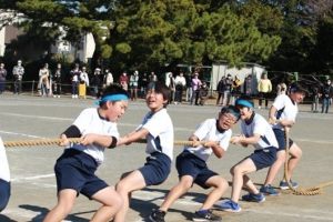 12月22日「スポーツ大会　6年生　三種『綱引き』」1