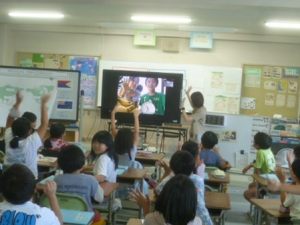 12月28日　4年生　外国語活動「Unit4　What time is it?」1