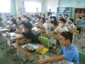 12月28日　4年生　外国語活動「Unit4　What time is it?」2