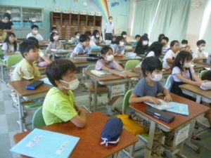 12月28日　4年生　外国語活動「Unit4　What time is it?」3