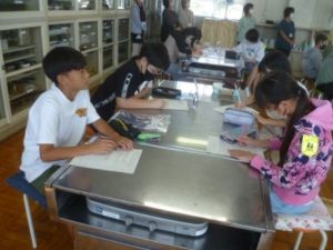 12月1日　6年生　家庭科「生活を豊かにソーイング」2