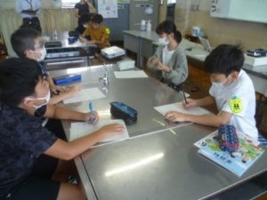 12月1日　6年生　家庭科「生活を豊かにソーイング」3