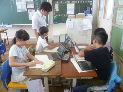 10月11日　4年生　国語「新聞を作ろう」1