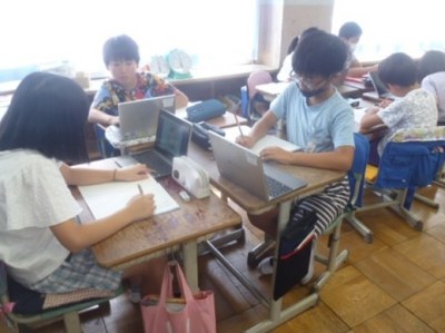 10月11日　4年生　国語「新聞を作ろう」2