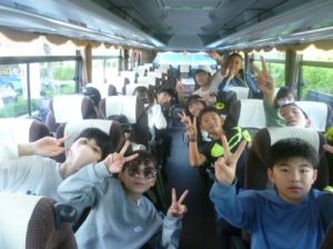 10月26日　6年生「修学旅行1日目　バスの中のレクリエーション」1