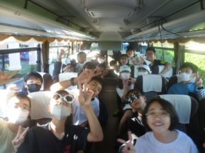10月26日　6年生「修学旅行1日目　バスの中のレクリエーション」2