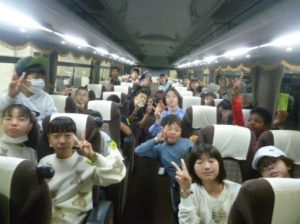 10月26日　6年生「修学旅行1日目　バスの中のレクリエーション」3
