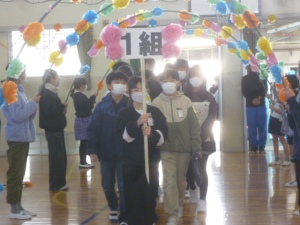 2月27日「卒業を祝う会(2) ～アーチをくぐり6年生の入場～」1