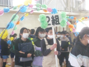 2月27日「卒業を祝う会(2) ～アーチをくぐり6年生の入場～」2