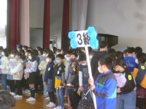 2月27日「卒業を祝う会(2) ～アーチをくぐり6年生の入場～」3