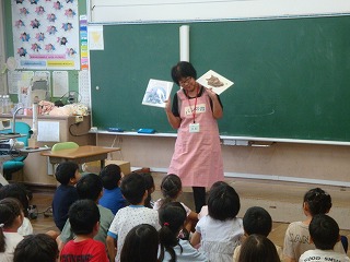 10月4日　絵本の読み聞かせ2