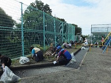 （写真）草取り