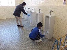 （写真）トイレ清掃