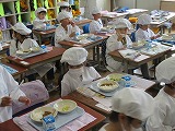 1年生初めての給食2