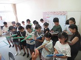 校歌を演奏する音楽委員