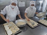 （写真）2023年11月7日の給食室　マカロニグラタンづくり