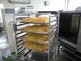 （写真）2024年6月25日 麺を焼く様子