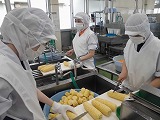 （写真）2024年7月1日 とうもろこしを調理する様子