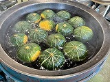 （写真）2024年9月11日 かぼちゃを茹でる様子