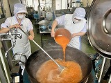 （写真）2024年10月30日 オレンジキャロットゼリーを調理する様子1