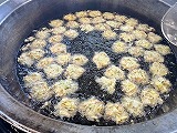 （写真）2024年12月4日 かき揚げを揚げる様子