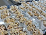（写真）2024年12月13日 白身魚の味噌マヨチーズ焼きを調理する様子