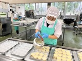 （写真）2023年11月10日の給食室　ほうじ茶プリンづくり