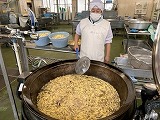 （写真）2023年12月18日の給食室の様子1