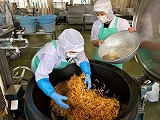 （写真）2023年12月18日の給食室の様子2