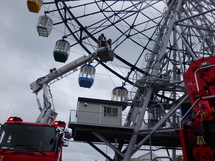 消防演習の様子（はしご車による救出）