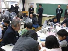 写真（放課後学習支援ボランティア体験をする毛涯教育委員）