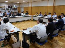 （写真）伝法小学校 懇談の様子1