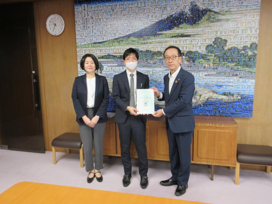 救済委員活動報告書の手交