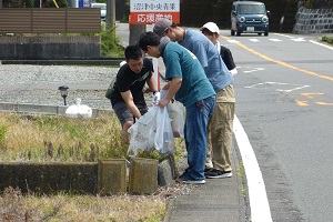 ゴミ集めをしている様子