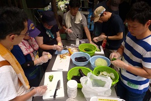 野菜を切っている様子