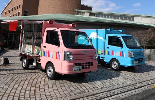 （写真）移動図書館車両展開