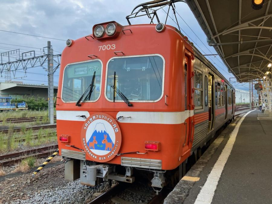 富士市の認知症サポ—ターのシンボルマークがヘッドマークになった岳南電車の写真