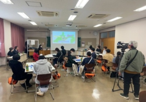 学生たちが現役職員からそれぞれの仕事について紹介してもらっている様子