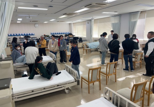 学生たちが移動・移乗の模擬体験をしている様子