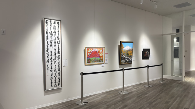 富士市展大賞作品の展示風景2