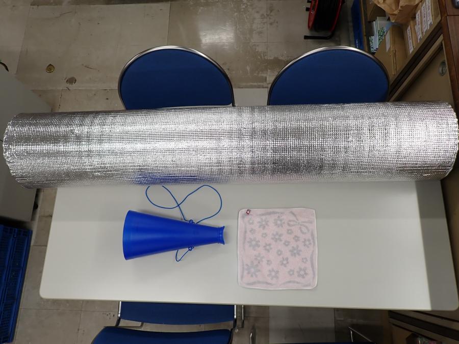 忘れ物（アルミシート、メガホン、ハンカチ）