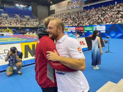 （写真）コーチと喜びを分かち合うミチュコフ選手