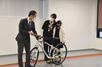 （写真）プレゼント拝受の様子