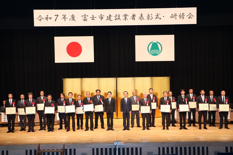 （写真）令和7年度　表彰者（施工業者及び技術者）1