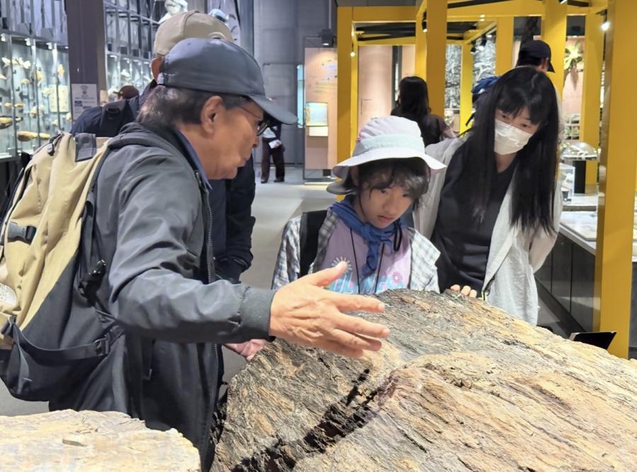 館内で環境アドバイザーの解説