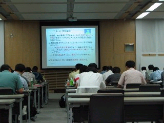（写真）講義を聞く受講生の様子