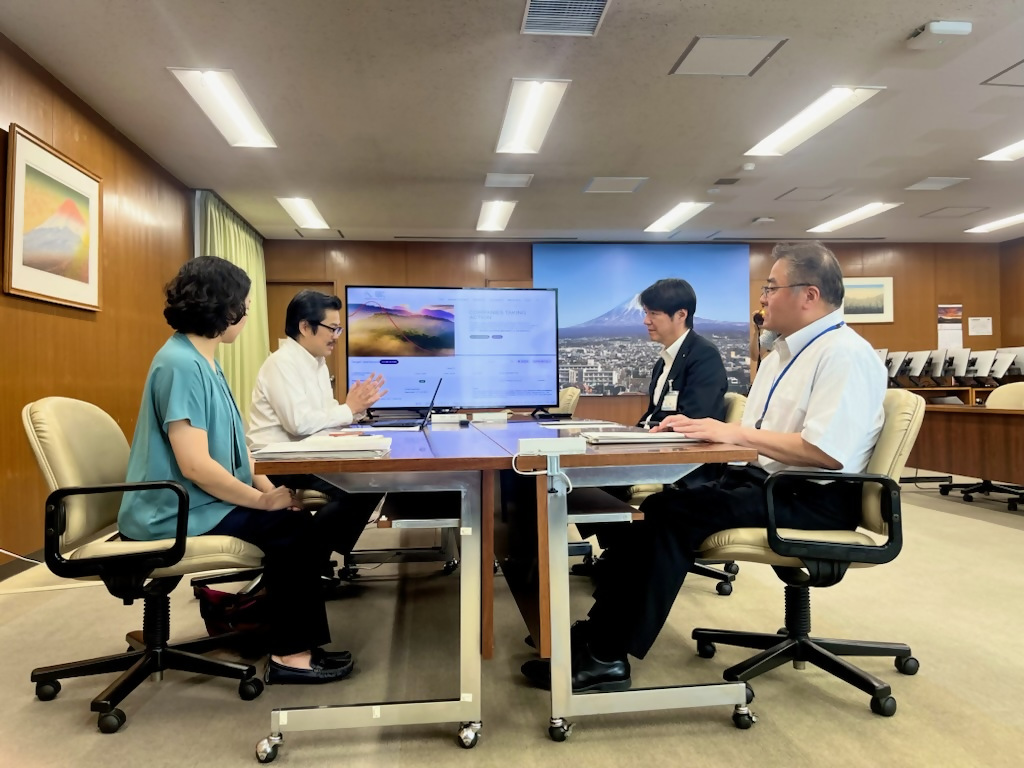(写真)富士市環境部長への報告2