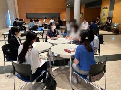学生が若手社員と働くことや就活について対話している様子1