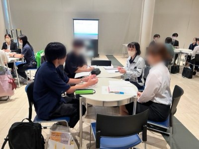 学生が若手社員と働くことや就活について対話している様子2