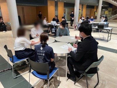 学生が若手社員と働くことや就活について対話している様子3